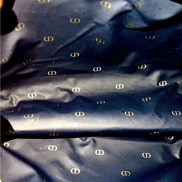 Blue velvet DIOR make up bag. - Picture 4 of 4